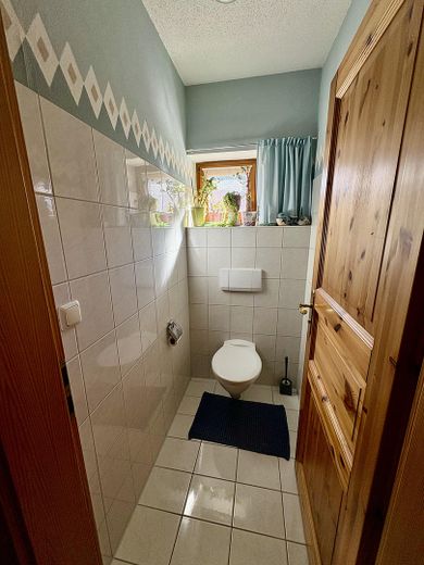 Gepflegtes Reiheneckhaus in ruhiger Lage – Toilette im 1. Stock