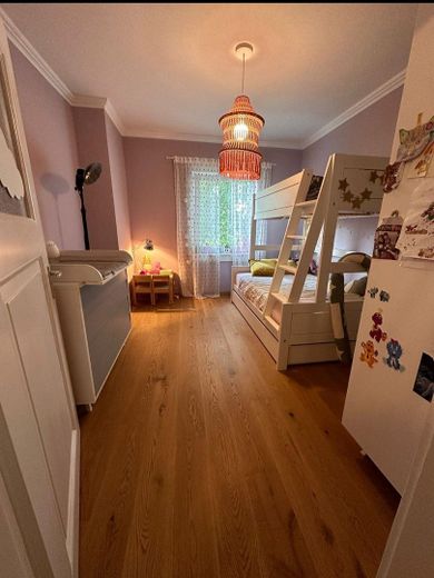 High-quality renovated maisonette apartment with 3 rooms, garden and parking space included – Kinderzimmer