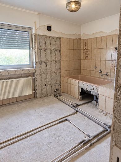 Casa con vistas panorámicas y parcela de 1.213 m²: mucho espacio y potencial – Bad oben 