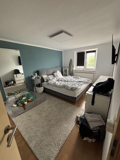 Helle 3-Zimmer-Dachgeschosswohnung mit Balkon & Einbauküche – Haustiere erlaubt – Schlafzimmer