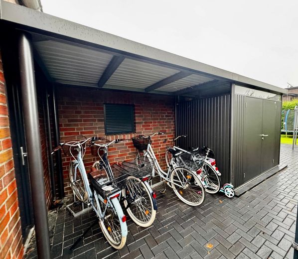 Gartenhaus und Fahrradplatz