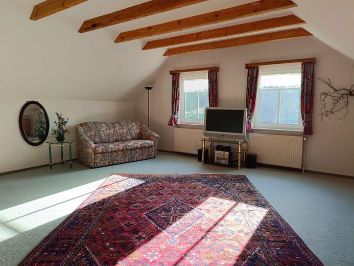 Traumhaus mit Sauna & großzügigem Gartengrundstück in Aurich-Wiesens – Provisionsfrei – Wohnzimmer im Dachgeschoss