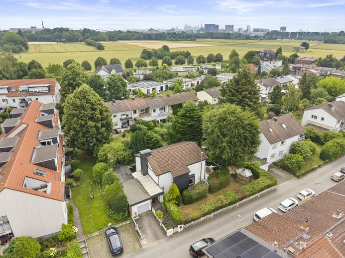 Großzügiges Wohnen auf über 280 m² Gesamtfläche – 611 m² Grundstück in begehrter Lage – Luftaufnahme 