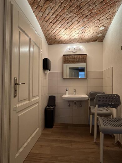 smart single apartment with modern fitted kitchen, ready to move in, right by the Landeskrone, separate parking space available – Partykeller-Sani(Barrierefrei)