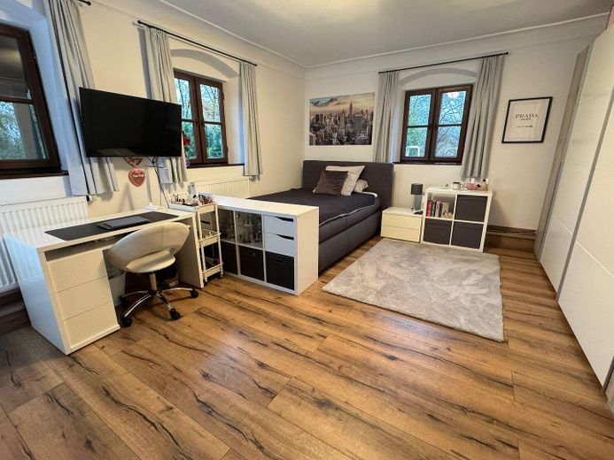 Eşsiz, komisyonsuz! Konut/lifestyle malikanesi, 3 daire, yaklaşık 480m² kullanım alanı, 800m² depo alanı, 7000 m² arsa – Jugendzimmer im OG