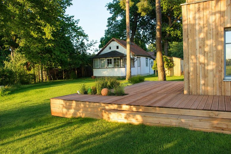 Exklusives Wassergrundstück mit 47 Metern privater Uferfront – Blick zum Sommerhaus