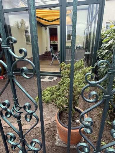 hochwertig saniertes Reihenhaus mit EBK, Wintergarten, provisionsfrei – Blick durch den Zaun