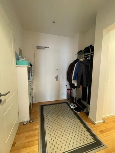 Exklusieve 3 Zimmer Wohnung mit Loggia, Stellplatz, Fußbodenheizung, Gäste WC, Klimaanlage – Flur Eingang