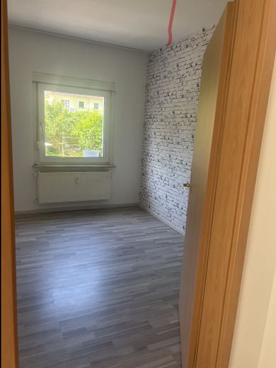 ZADBANY DOM WIELORODZINNY | 5 LOKALI MIESZKALNYCH | W CAŁOŚCI WYNAJĘTY | BONN-BAD GODESBERG | BEZ PROWIZJI – Wohnzimmer Richtung Fenster