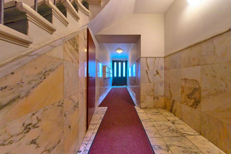 Gepflegte Altbauwohnung in Hamburg-Eimsbüttel – frisch renoviert, provisionsfrei – Eingang/Treppenhaus