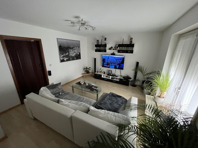 Zentral, gepflegte 3,5 Zimmerwohnung mit Balkon + Tiefgarage – Wohnzimmer