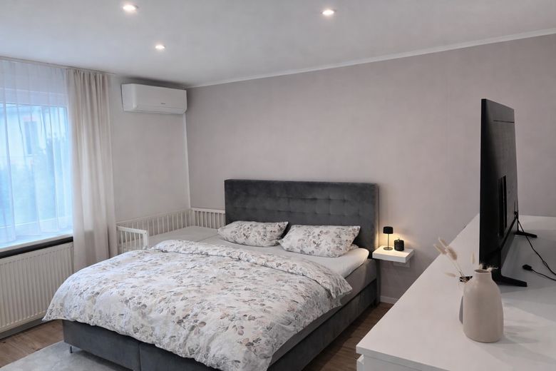Sonnige 4-Zimmer-Familienwohnung am Feldrand – 2023 top renoviert + DG-Ausbaureserve – Schlafzimmer