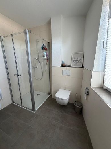 Appartamento di 4 stanze di nuova costruzione con grande balcone, piccolo giardino, tecnologia con pompa di calore e fibra ottica in posizione periferica – Foto 3