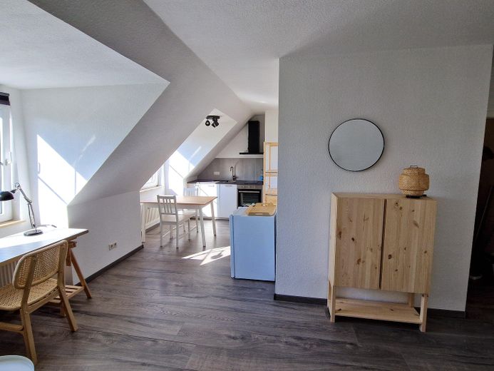 Luminoso, moderno, céntrico: elegante apartamento de 1 habitación (vacío o amueblado) – Wohnzimmer