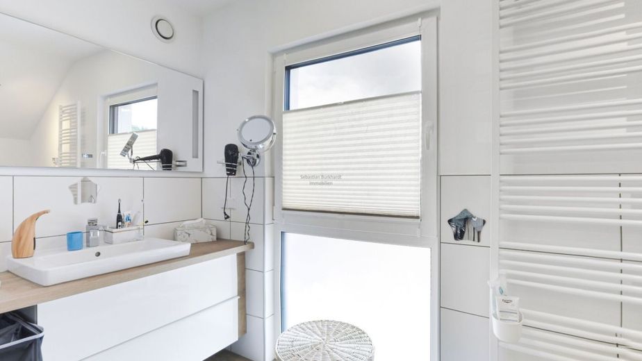 *** Exklusives KfW-40-Plus-Einfamilienhaus mit PV-Anlage, Erdwärmepumpe, Doppelgarage – OG_Badezimmer