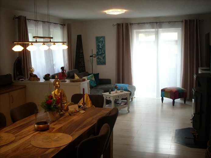Einzigartige Lage! Freistehendes Einfamilienhaus am Waldesrand – Wohnzimmer