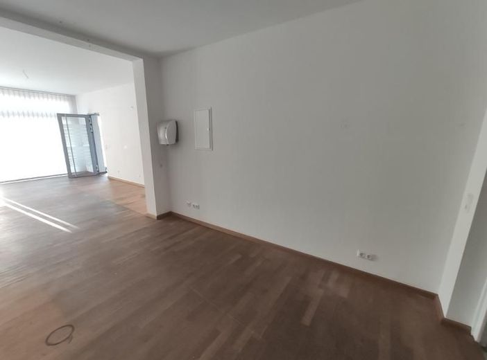 Laden- oder Bürofläche (zentral gelegen) – Fitnessraum mit Sportfläche Bild 2