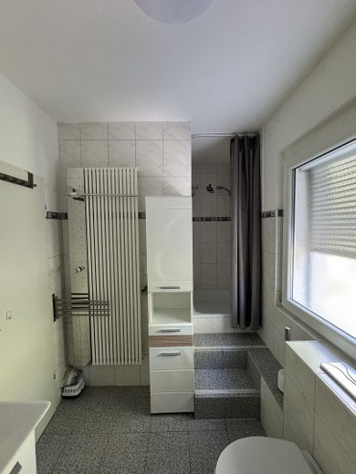 Gepflegtes Reihenmittelhaus in ruhiger Lage mit Garten und Garage – Dusche