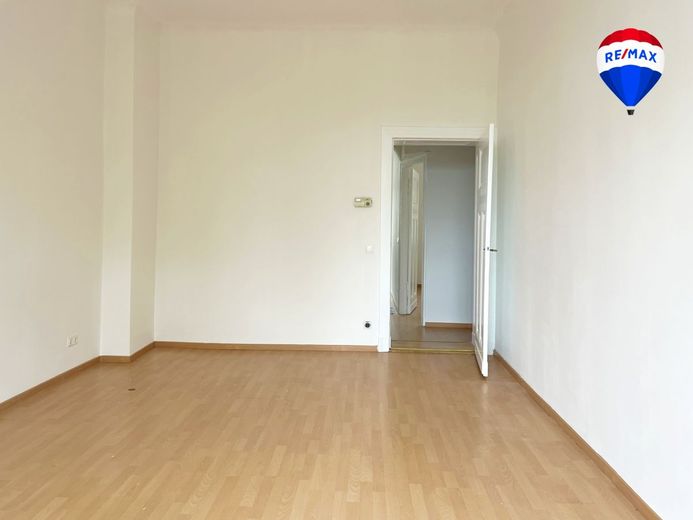 Provisionsfrei: Bezugsfertige, moderne 2-Zimmer-Wohnung mit Balkon &amp; Fahrstuhl  in Berlin Spandau – Wohnzimmer - Flurblick
