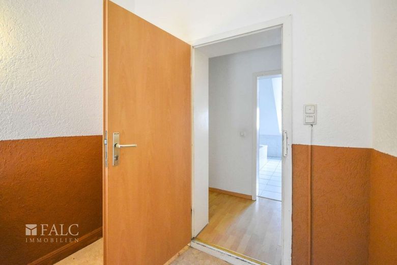 Urbanes Wohnglück mit Potenzial – Wohnungseingang