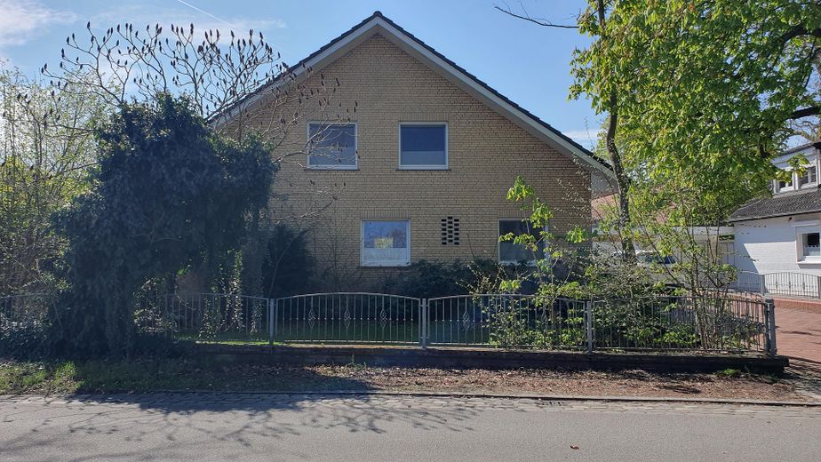 Vorderfront zur Strasse