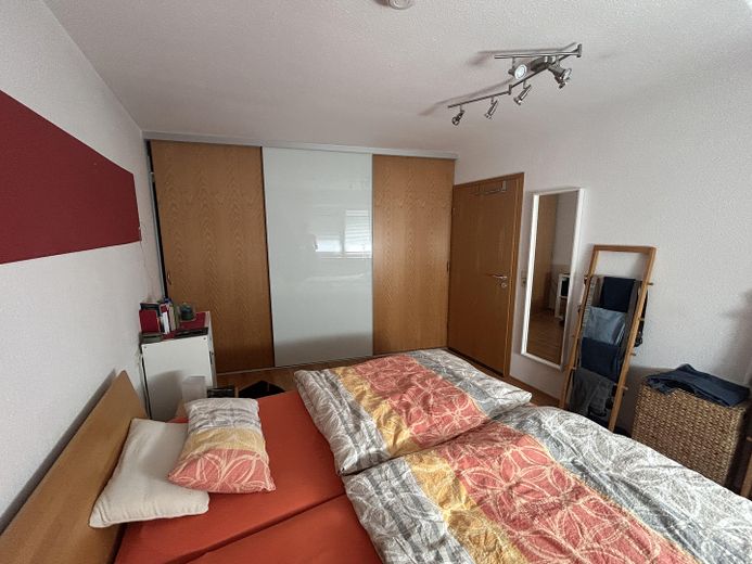 Schlafzimmer mit Wandschrank