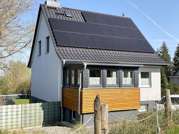 Schönes, solide saniertes und bezugsfertiges Haus auf Rügen mit Photovoltaik – Haus von Straße aus mit PV