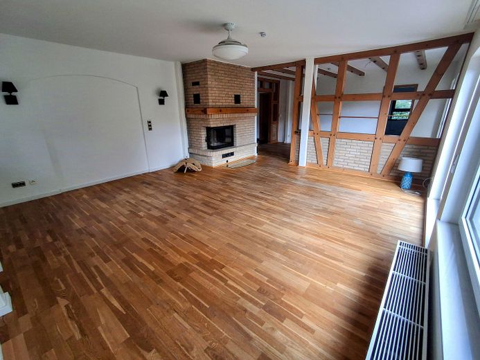Sonnige EG-Wohnung mit EBK, Wannenbad, Kamin & Garten - von privat an privat – Wohnzimmer