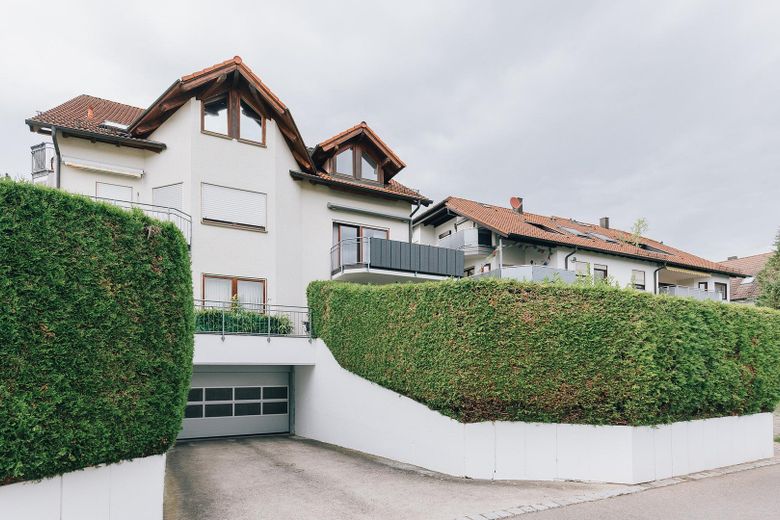 Steuerlich attraktive Kapitalanlage in Stammheim-Süd mit zuverlässigem Mieter (provisionsfrei) – Blick auf das Wohnhaus