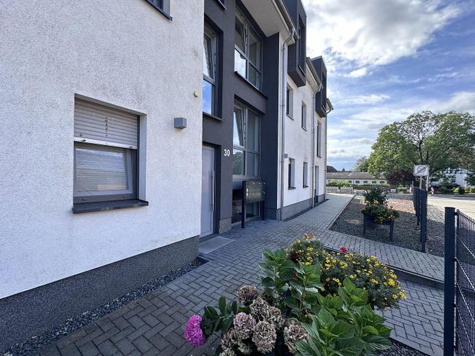 *Neuwertig & Zentral*: Geräumige 4-Zi.-Wohnung mit Balkon & Gäste-WC in Westerbeck – Haupteingang