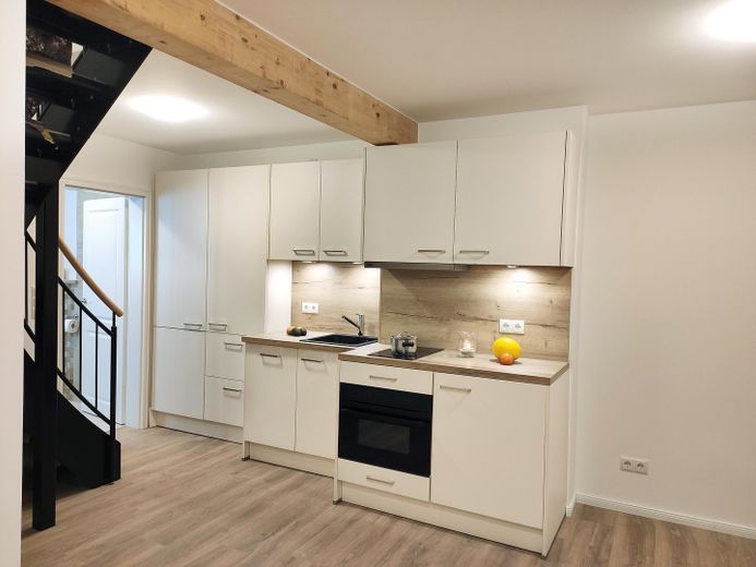 Dachgeschoß-Maisonette-Wohnung 52 qm am Tilsiter Platz in Kiel-Ellerbek – Küchenzeile im Wohnzimmer