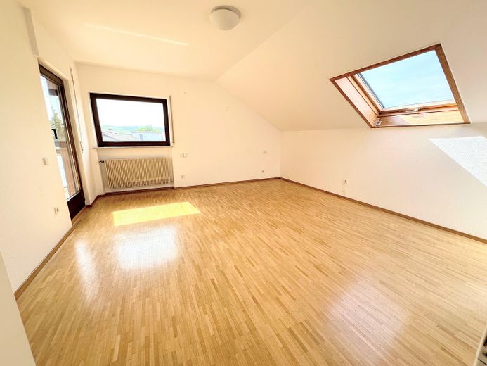 Repräsentatives 2-Familienhaus mit Ausbaupotential in begehrter Wohnlage – DG Zimmer 1 mit Westbalkon