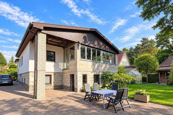 Spacious single-family home on approx. 780 m² plot – 2 bathrooms with natural light, fitted kitchen, large conservatory and terrace