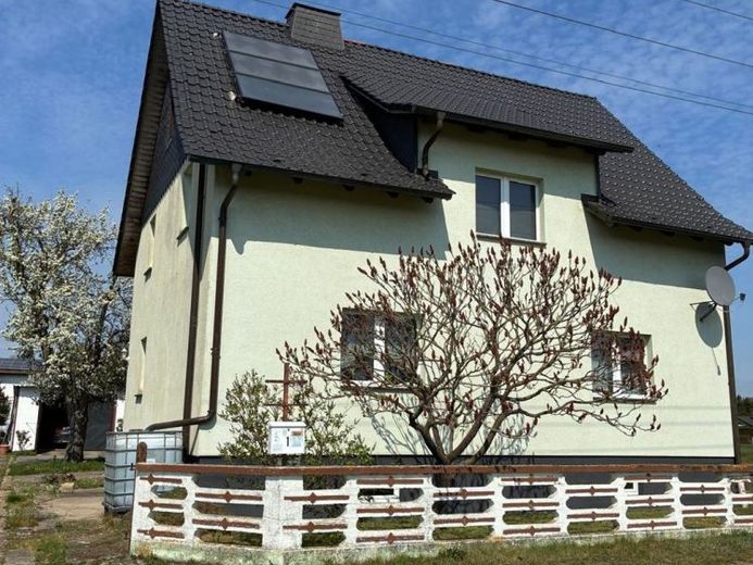 Ruhig gelegenes, freistehendes Einfamilienhaus mit großem Garten – Foto 1