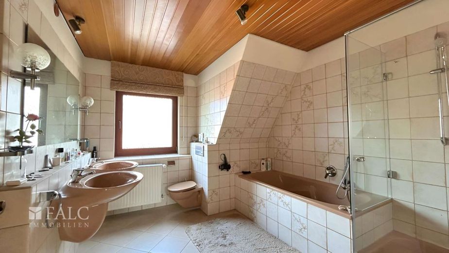 ***Wohnen in bester Lage - Geräumiges Einfamilienhaus mit großzügigen Garten*** – Badezimmer