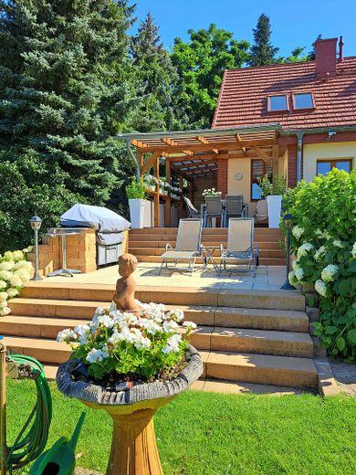 Groß Köris’te su kenarlı taşınmaz, İskele ve misafir evi bulunan seçkin göl mülkü- komisyonsuz – Terrasse in 2 Ebenen