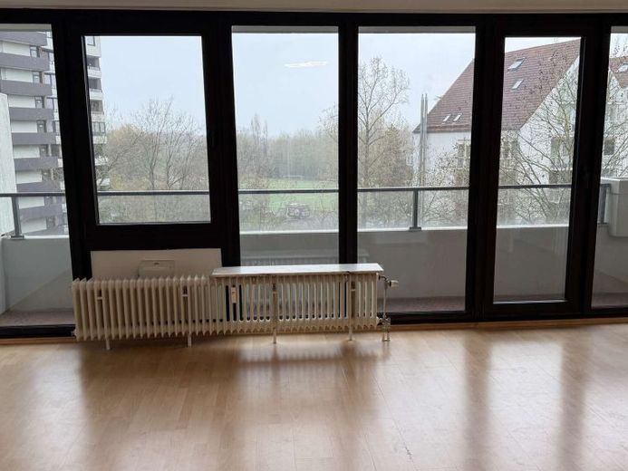 Comodo appartamento di una stanza con ampia cucina e balcone per uso proprio a Colonia Westhoven – Foto 1