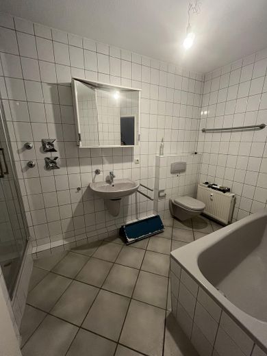 Bad m. Dusche, WC u. Wanne