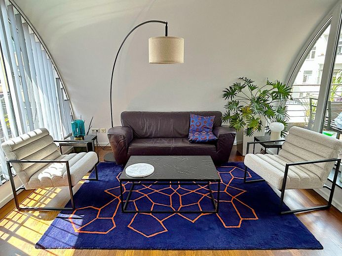 Penthouse exclusif dans le quartier belge – Un logement meublé avec style, calme et lumière – Wohnzimmer