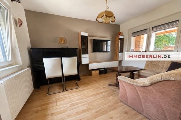 IMMOBERLIN.DE - Berlin yakınlarında, aile dostu bir konumda bölünebilir arsa üzerinde bakımlı bungalov