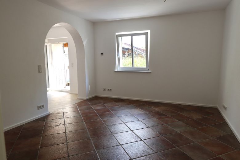 2-Zi. Gartenwohnung + Nebengebäude (vermietet) v. Privat o. Provision – Wohnzimmer