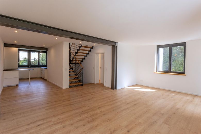 Wohnzimmer mit offener Küche