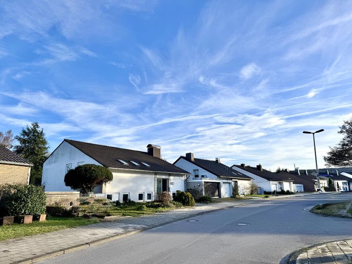EFH oder MFH: außergewöhnlich flexibel & solide, ideale Lage, großes Potential – Blick in die Straße