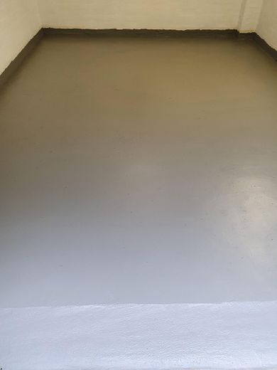 Appartamento molto luminoso, dalla disposizione moderna, con balcone (un tocco di Skywalk), garage incluso – Garagenboden