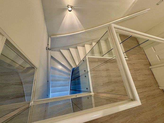 Treppenaufgang mit Glas