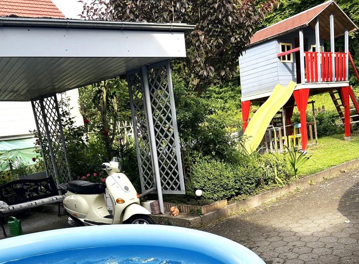 Doppel-Idylle in 37296 Ringgau: 2 Häuser am Bach in perfekter Pendlerlage! – Innenhof