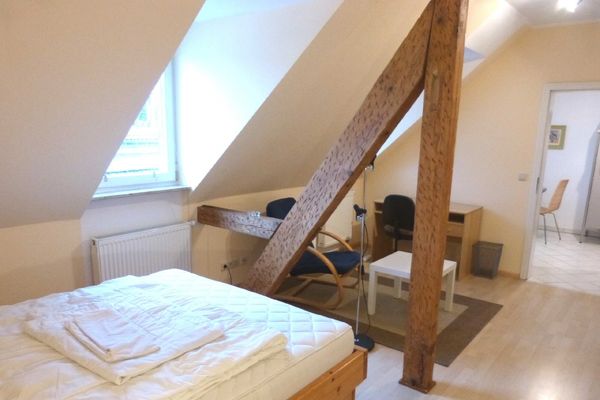 Angenehm und freundlich möblierte Altbauwohnung in sehr naher Bahnhofslage von Freiburg für 3- 24 Monate