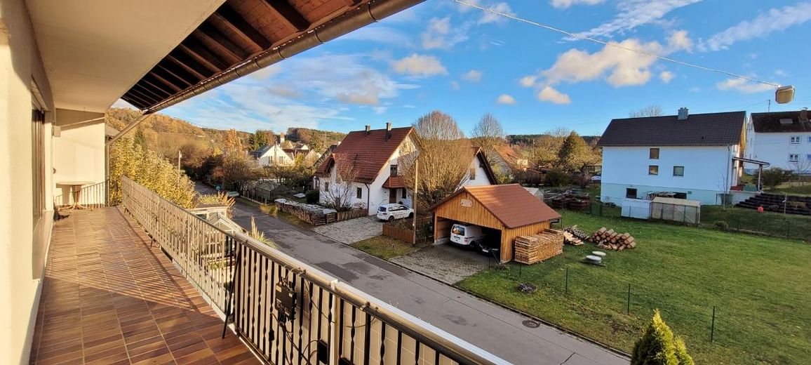 Słoneczne mieszkanie 4-pokojowe z kuchnią, łazienką i WC, balkonem od południa, garażem indywidualnym oraz ogrodem o powierzchni 250 m² w Siegertshofen Fischach – Balkon