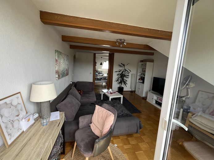 2.5-room attic apartment with large balcony & view of the greenery in Bochum-Harpen – Wohnzimmer 