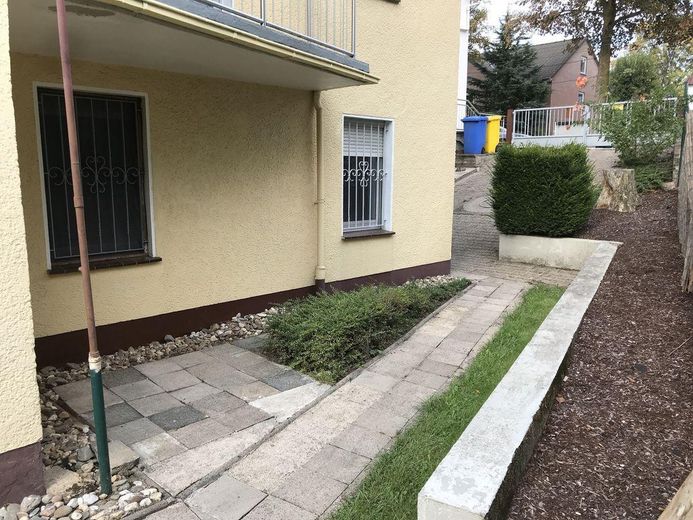 linke Gartenseite mit Einfahrt
